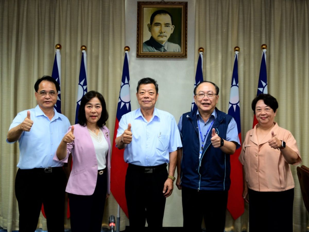 董事長與總經理頒發蕭副總經理、會計處黃處長及徐研究員榮退紀念品