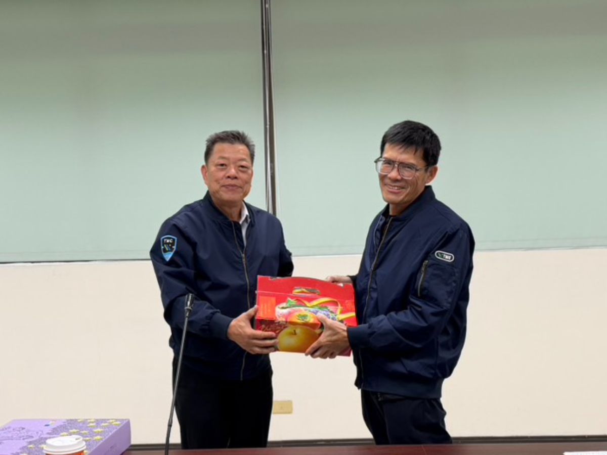 董事長致贈春節水果禮盒慰勉平鎮淨水場同仁辛勞