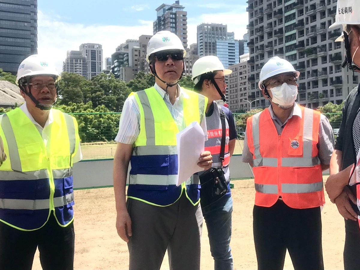 董事長(左2)視察台中商銀工區