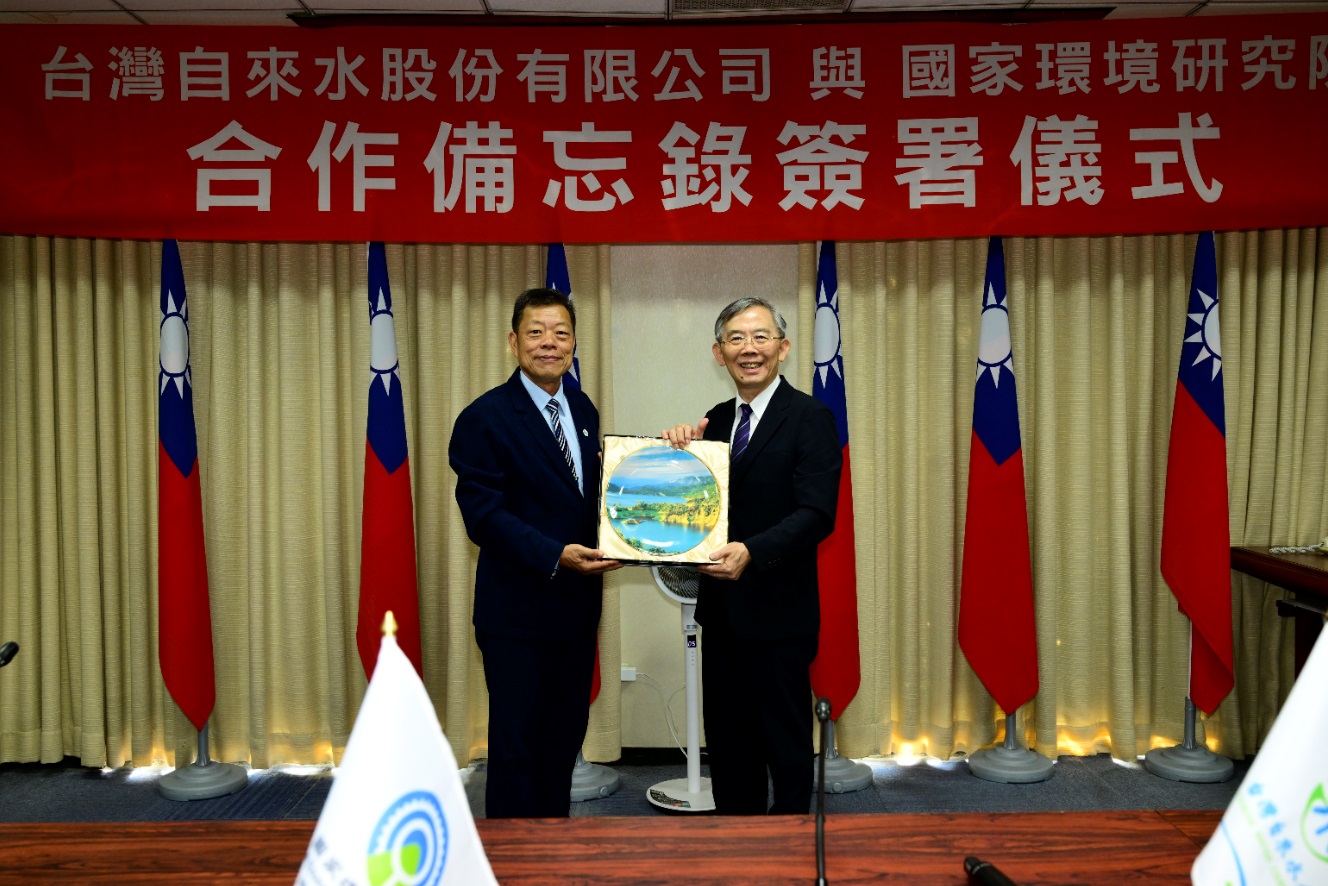 董事長致贈張院長紀念品