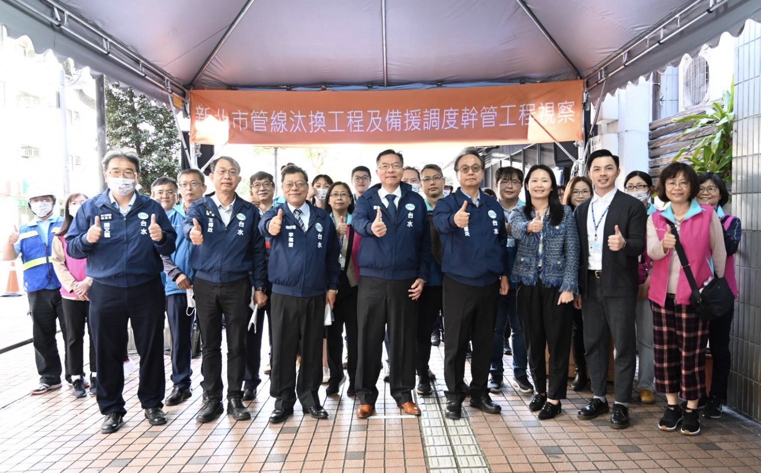 董事長及總經理與同仁合影