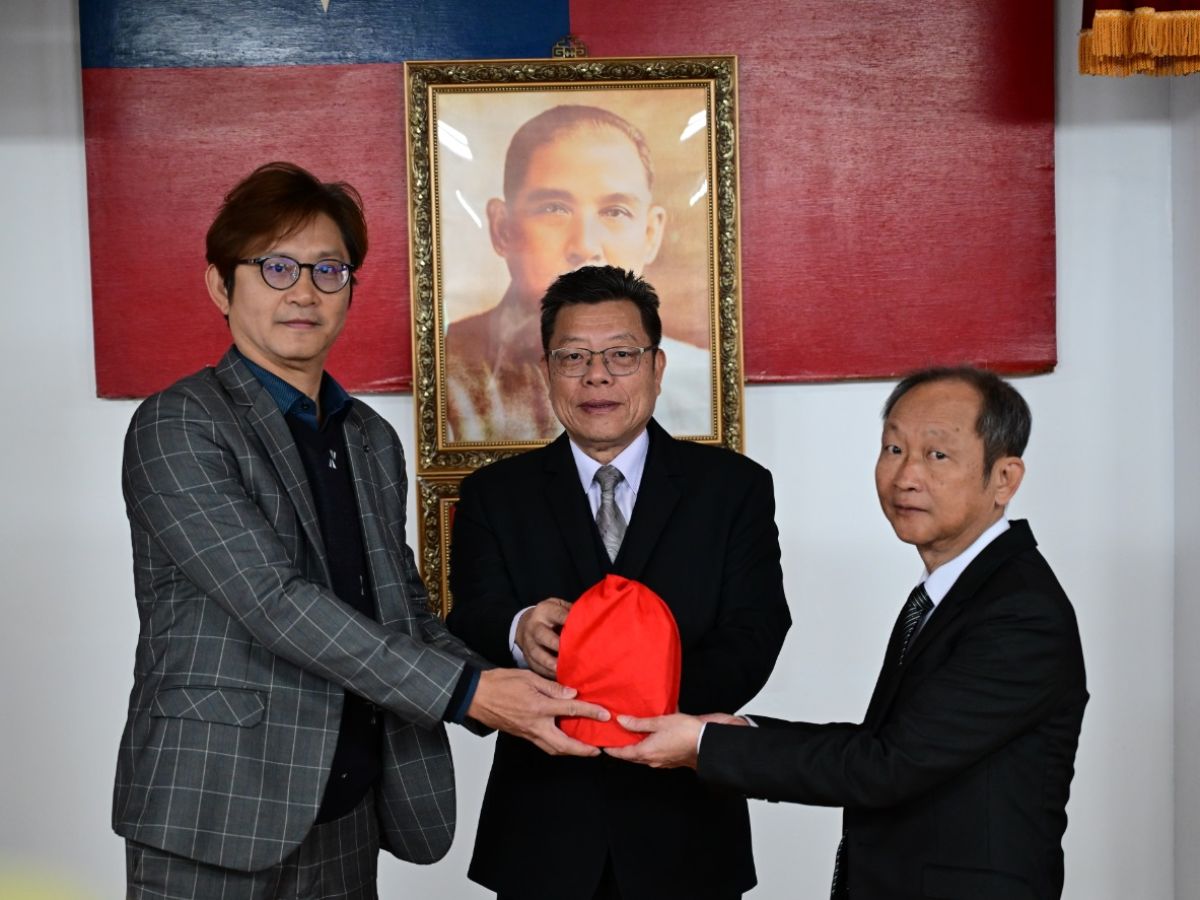 第十區處長交接印信：卸任處長吳界明(左)、新任處長李基城(右)
