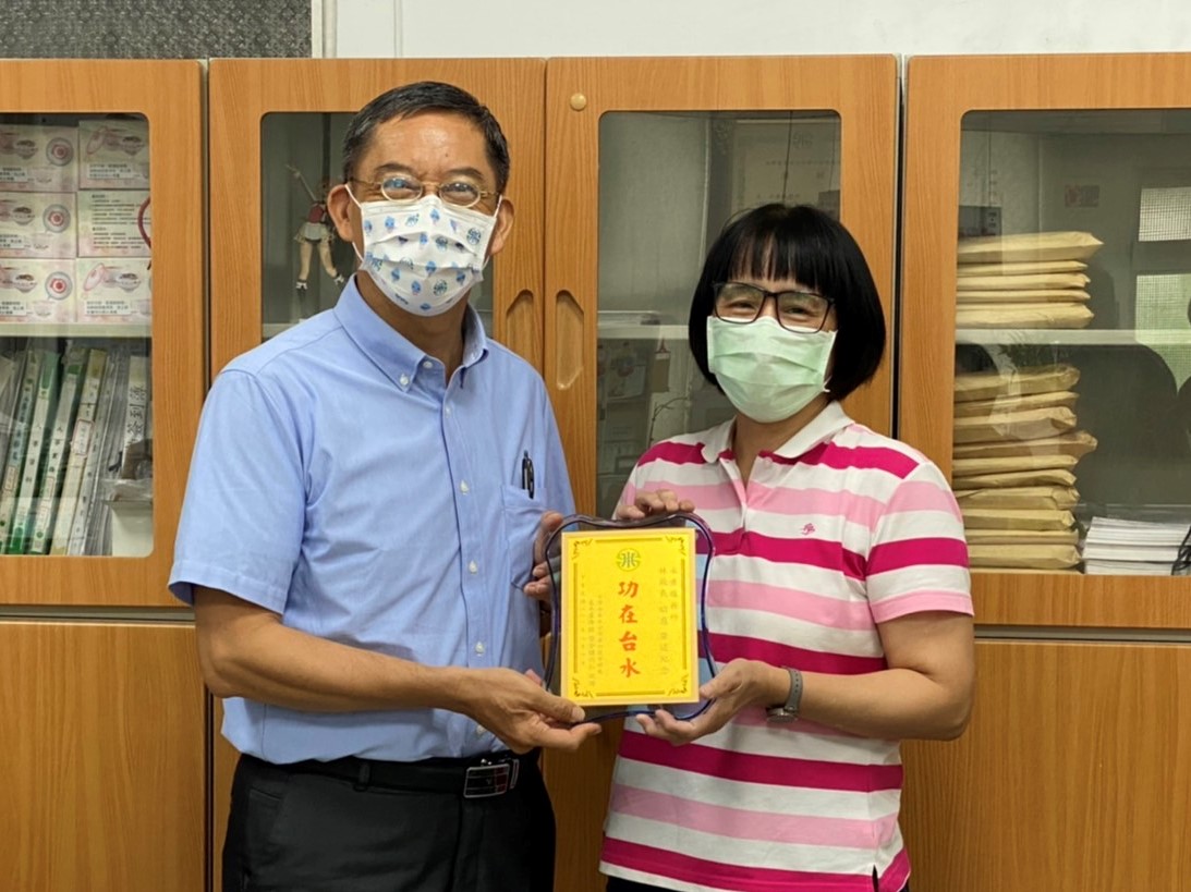 處長頒發退休人員紀念牌予永康所林昭慧股長
