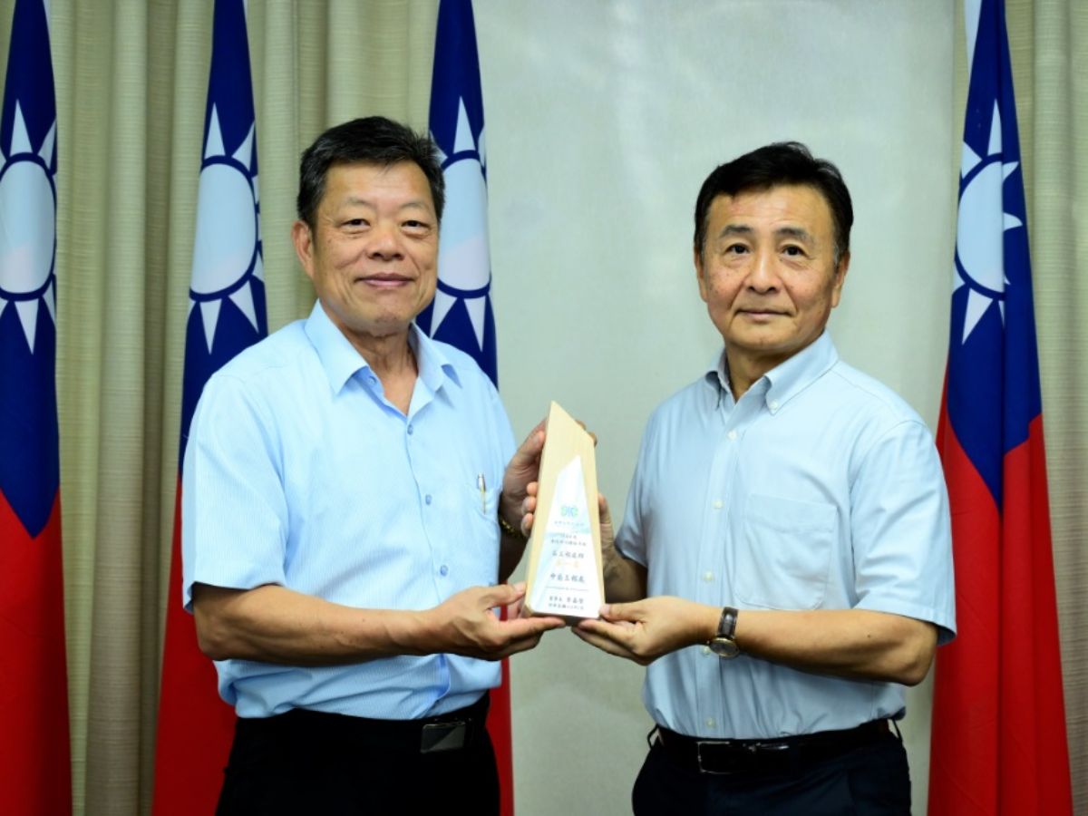董事長頒發區工程處群第一名：中區工程處