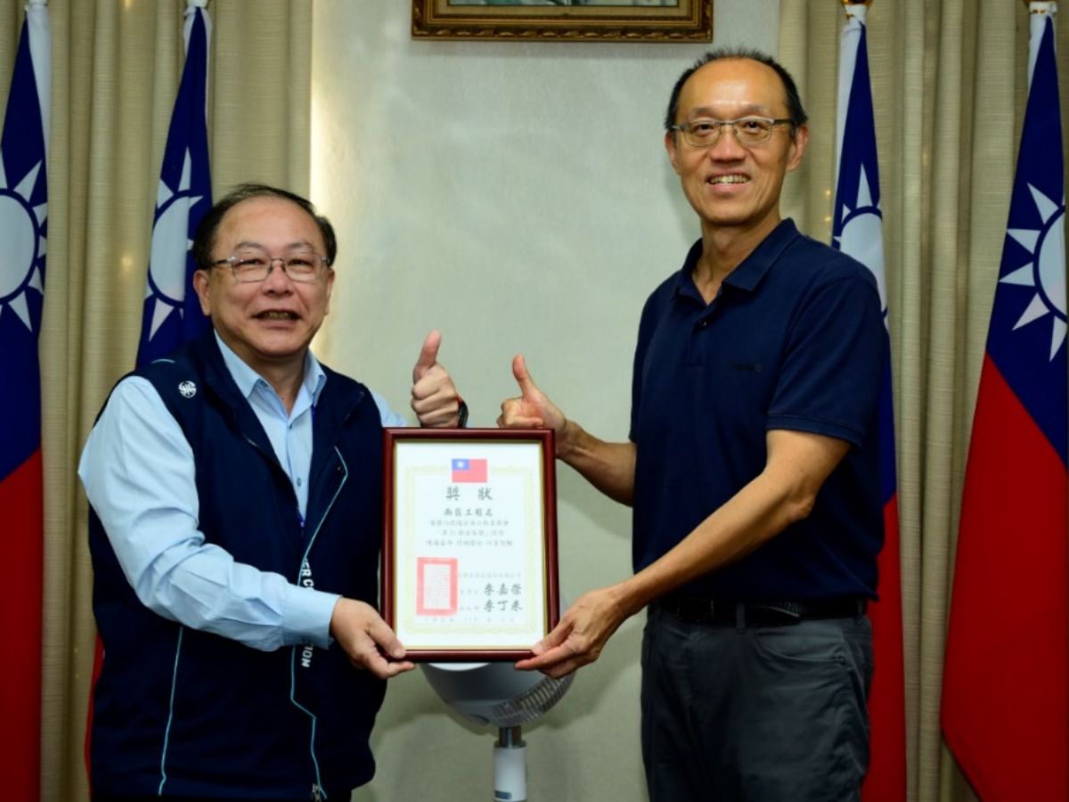 總經理頒發南工處獎狀