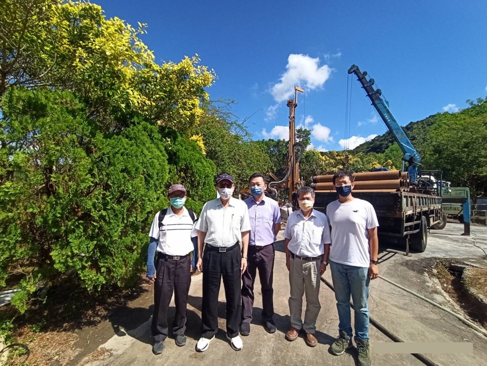 董事長(左2)視察貢寮淨水場鑿井工程