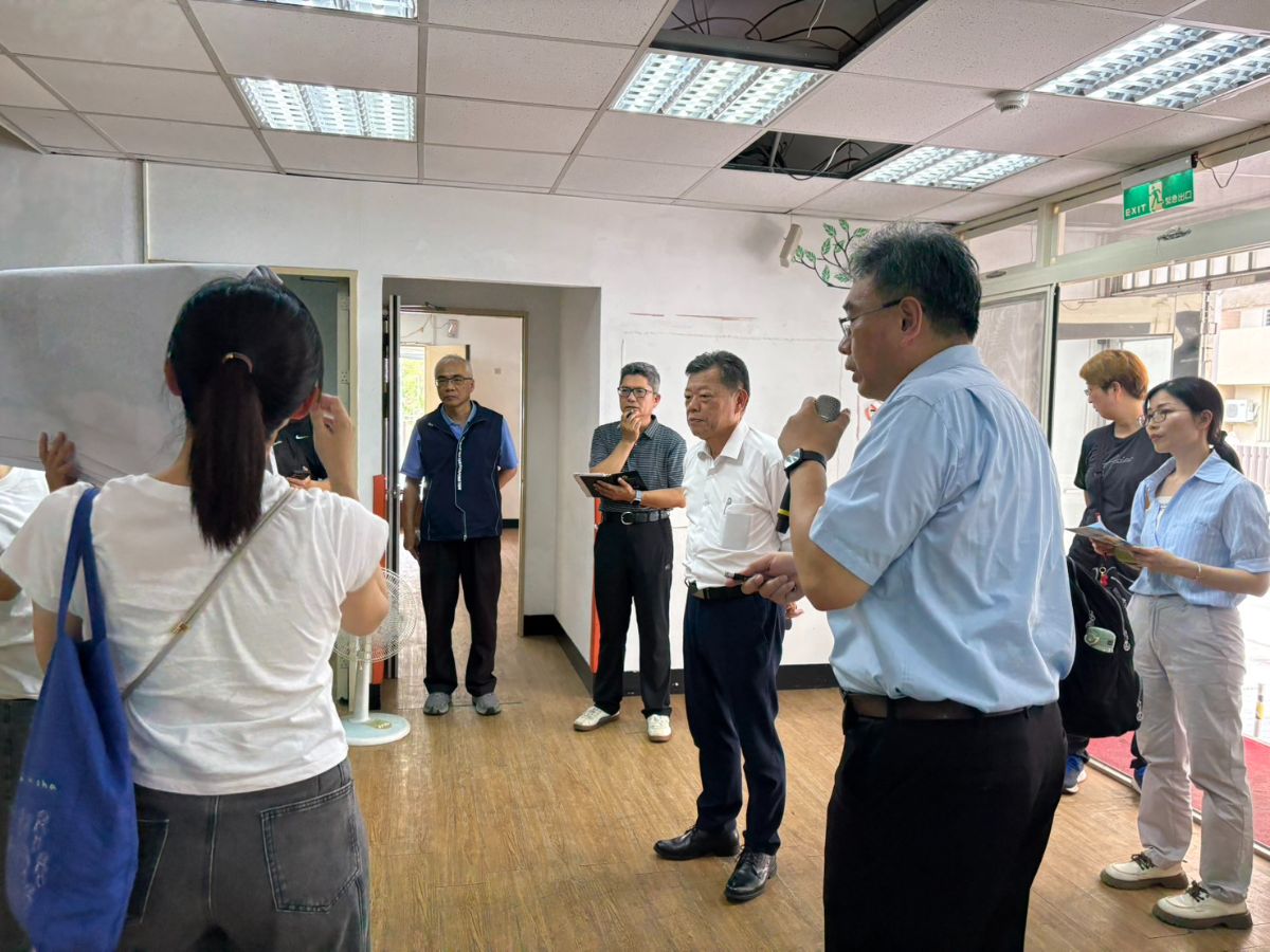 董事長聽取12區陳處長簡報板西辦公廳裝修進度