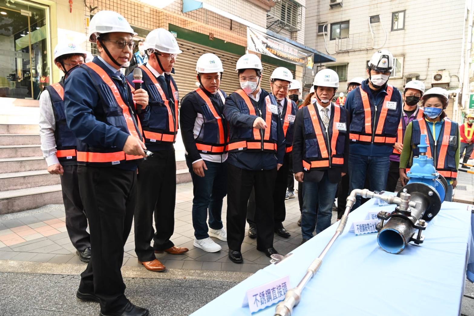 林次長、朱副市長及吳委員一同視察汰換的新管材