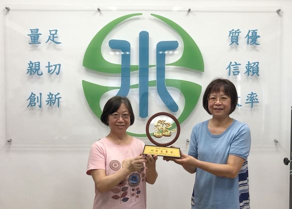 秘書頒發退休人員獎牌.jpg