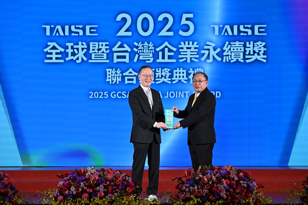 總經理接受台灣永續能源研究基金會董事長簡又新頒發獎座