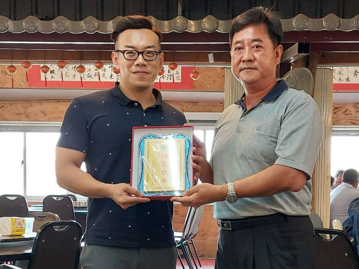 李霫原理事長致贈退休人員紀念牌予台南所馬尚志主任，由該所王涵煦股長代領。