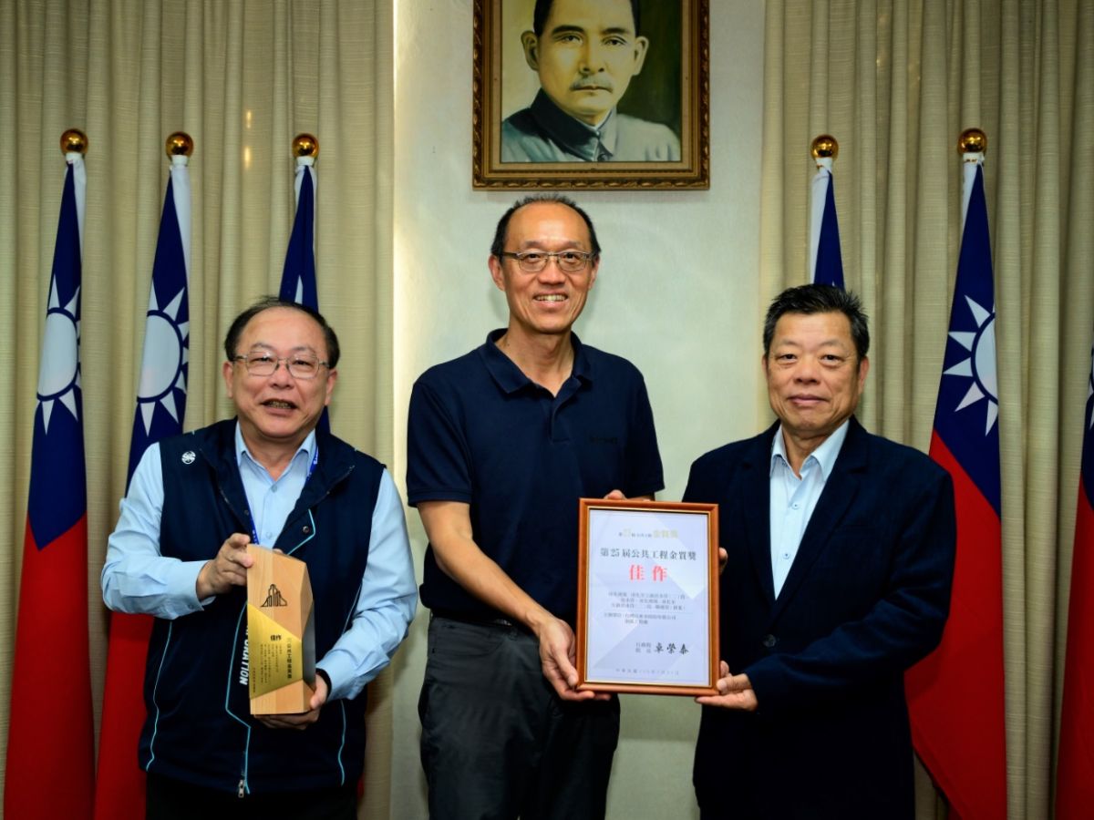 董事長、總經理與南工處李處長合影