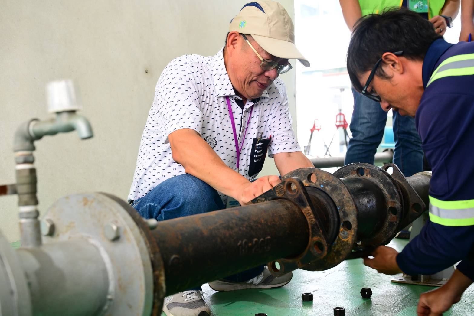 董事長體驗100mmDIP雙螺栓套管接頭組裝