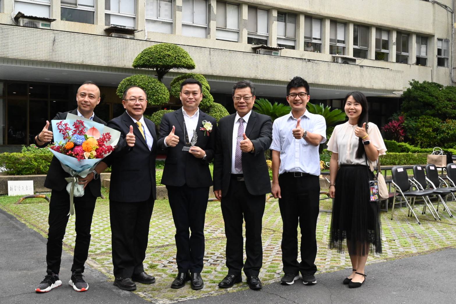 董事長、總經理與獲獎人及與會人合影