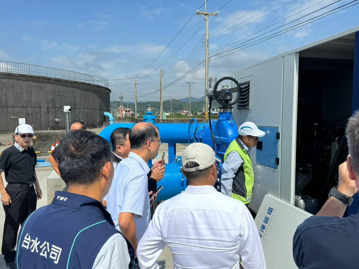 廠商解說水輪機及發電機構造