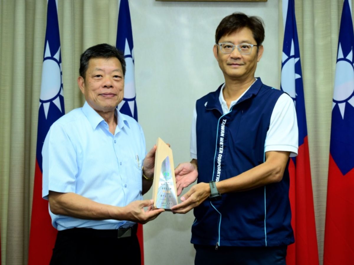 董事長頒發區管理處群第二名：第六區管理處
