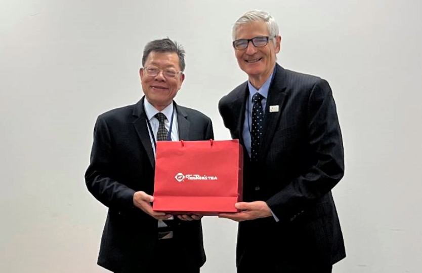 董事長與美國CEO WRF Mr.Peter 互贈紀念品