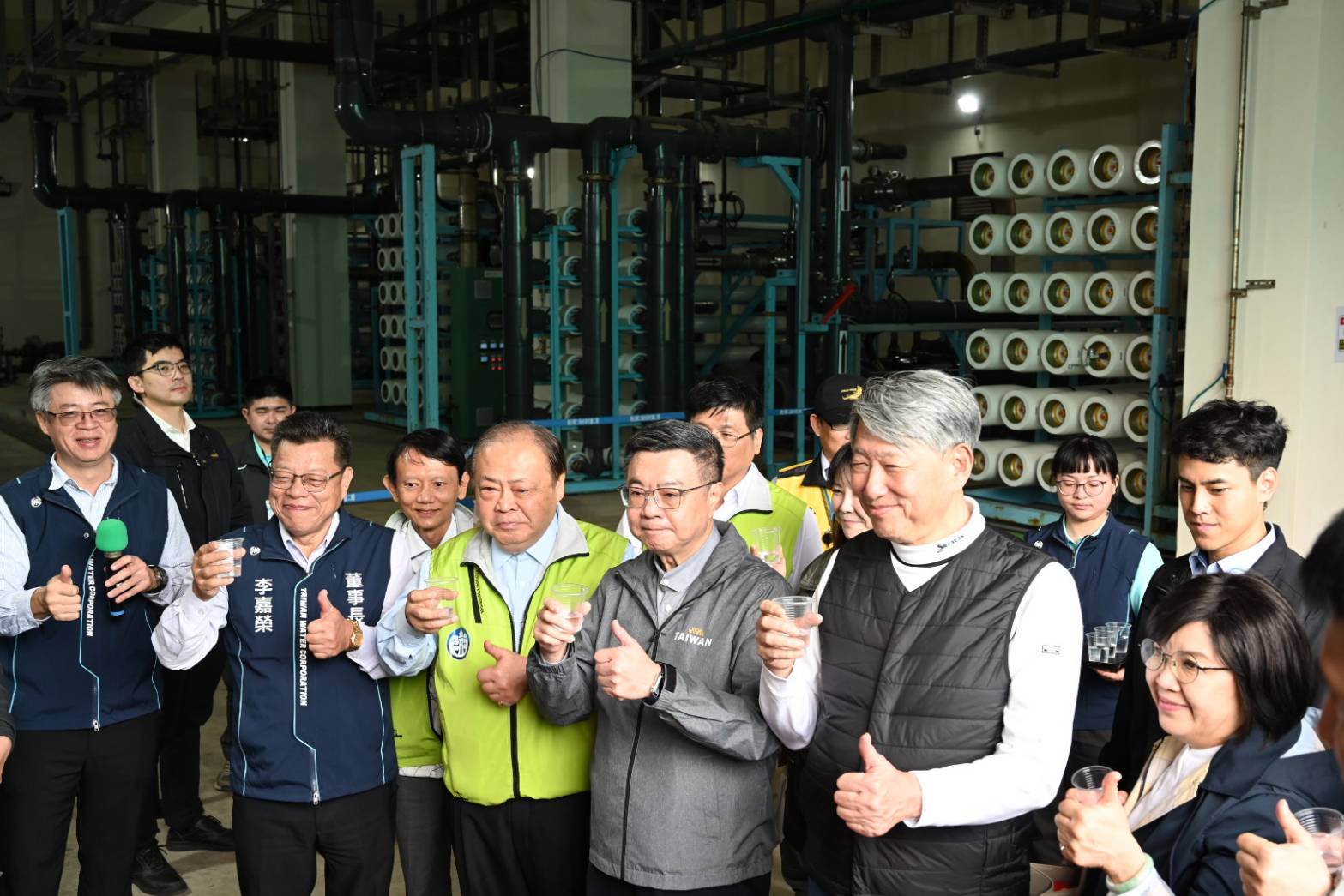 行政院卓院長、經濟部郭部長、澎湖縣長陳光復與台水公司董事長李嘉榮共飲海淡水