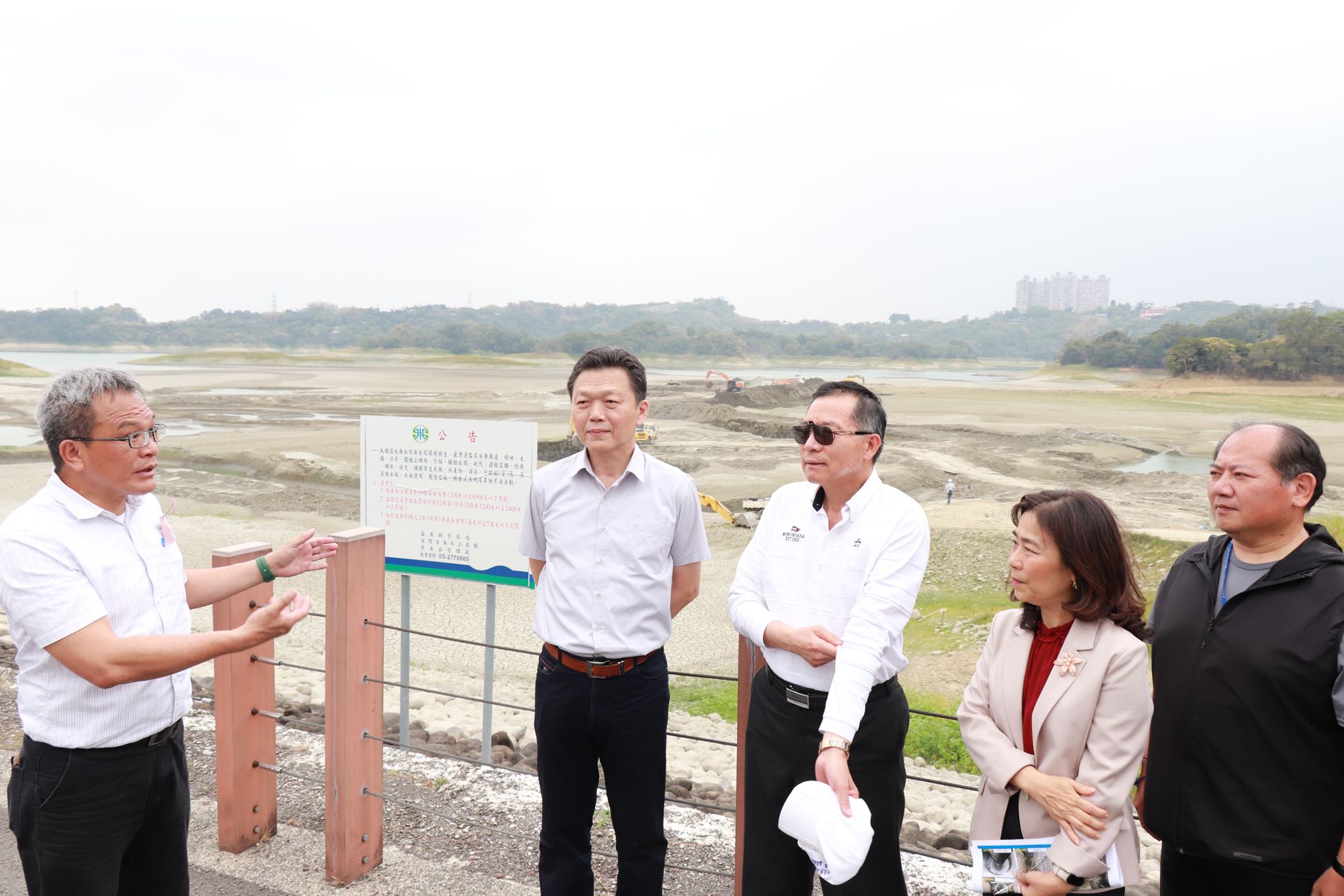 嘉義給水廠廠長向董事長報告仁義潭水庫目前清淤狀況