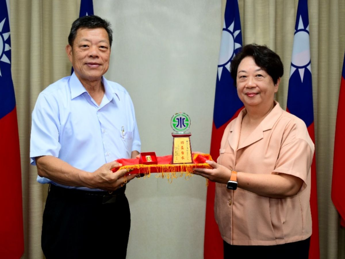 董事長頒贈黃處長退休紀念獎章
