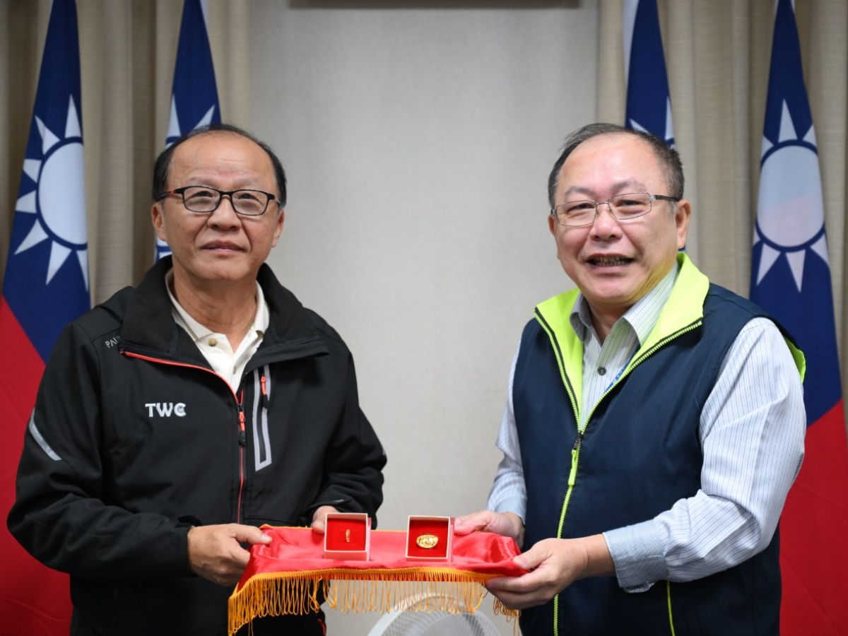 總經理頒發李副總工程師紀念品