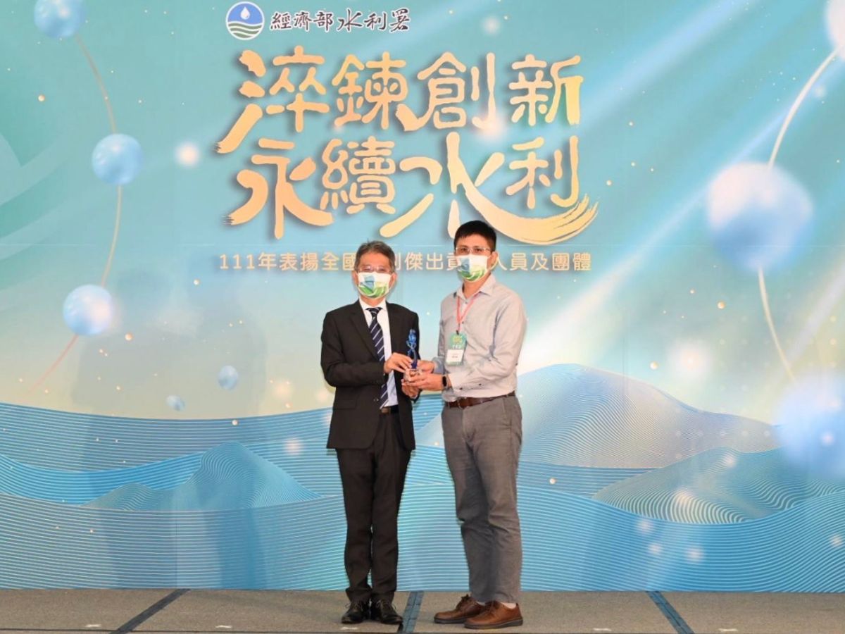 第十一區管理處工務課江課長英羣(右)榮獲水利績優貢獻獎殊榮
