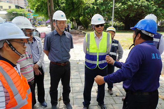 董事長(中)至大智公園(井二)鑿井作業視察