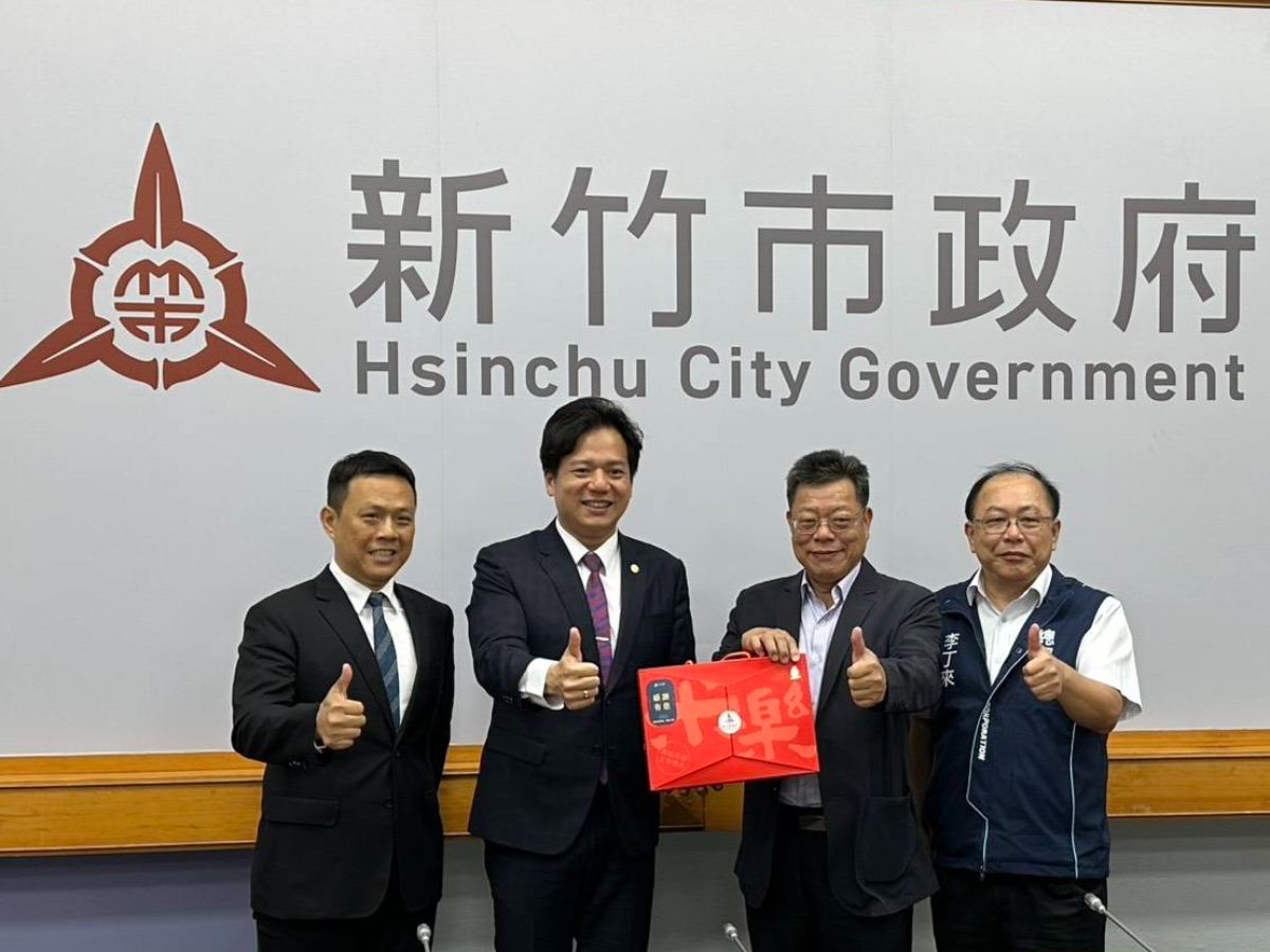 董事長與新竹市邱代理市長交換紀念品