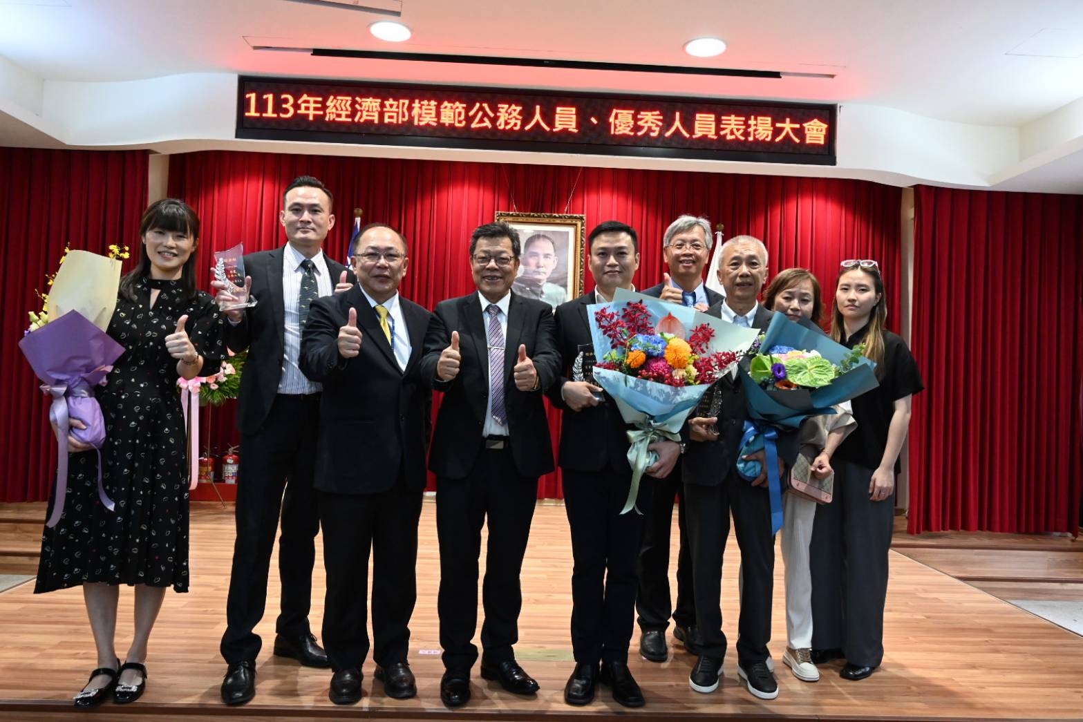 董事長、總經理與獲獎人及與會人合影