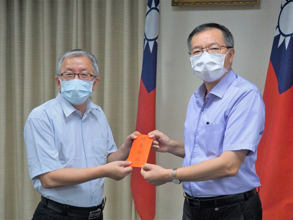 董事長(右)致送林副主任委員(左)退休紀念品