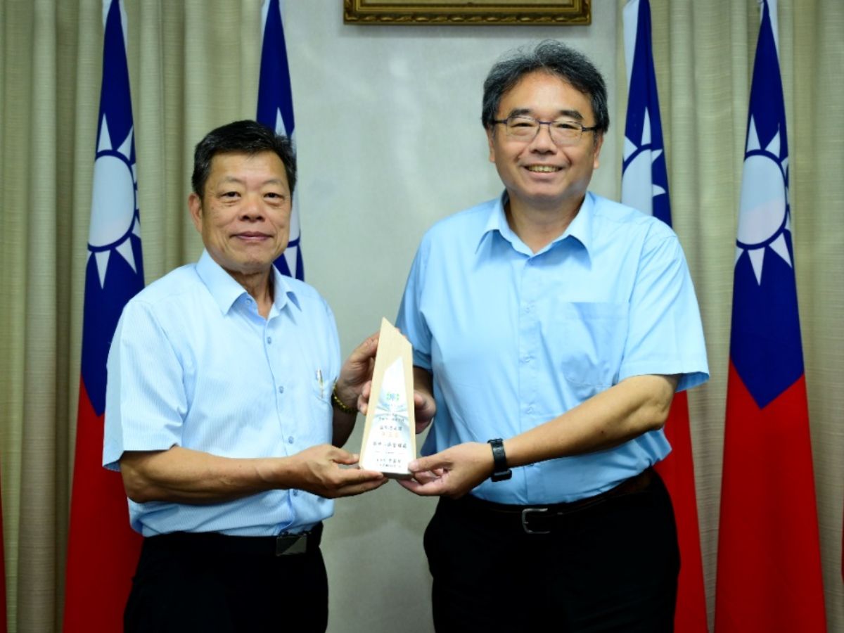 董事長頒發區管理處群第三名：第十二區管理處