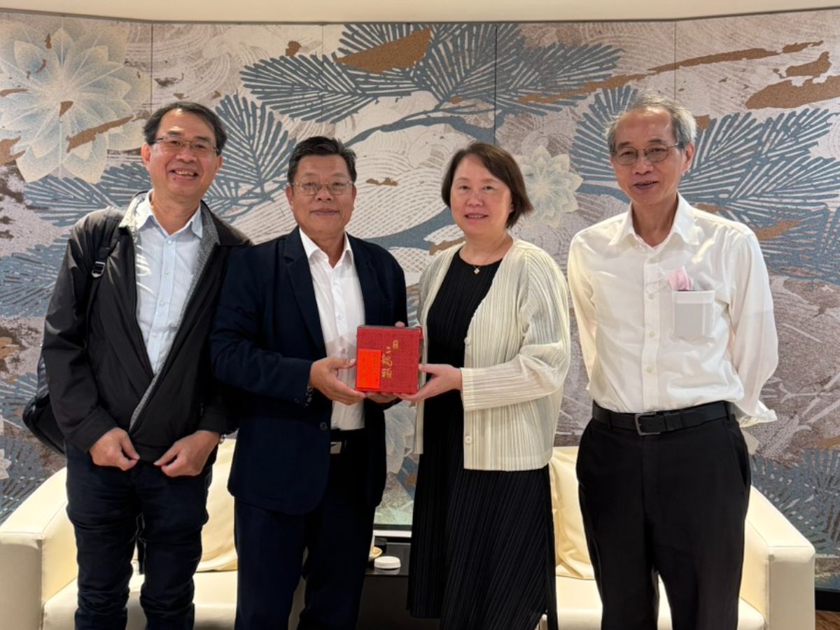 董事長致贈鄭局長紀念品