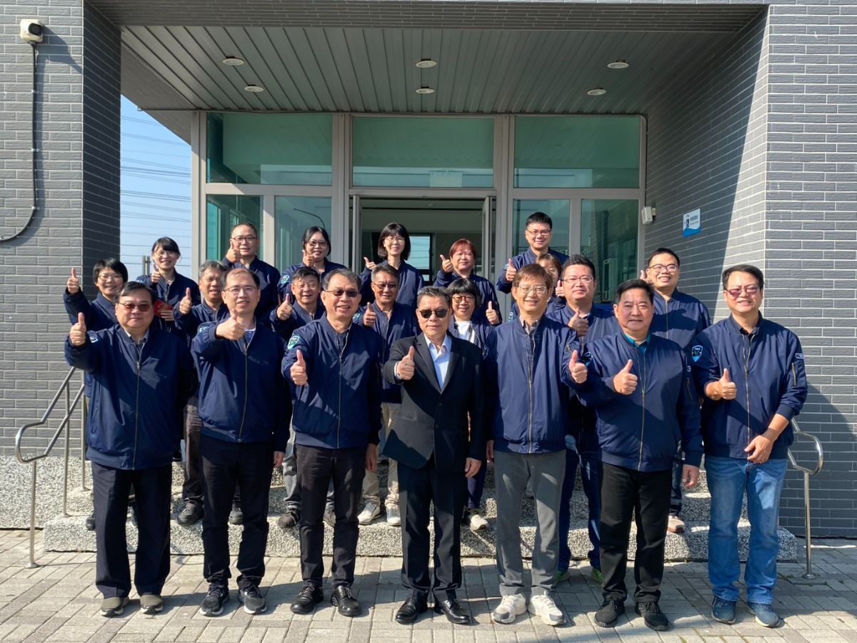 董事長與曾文淨水場同仁合影