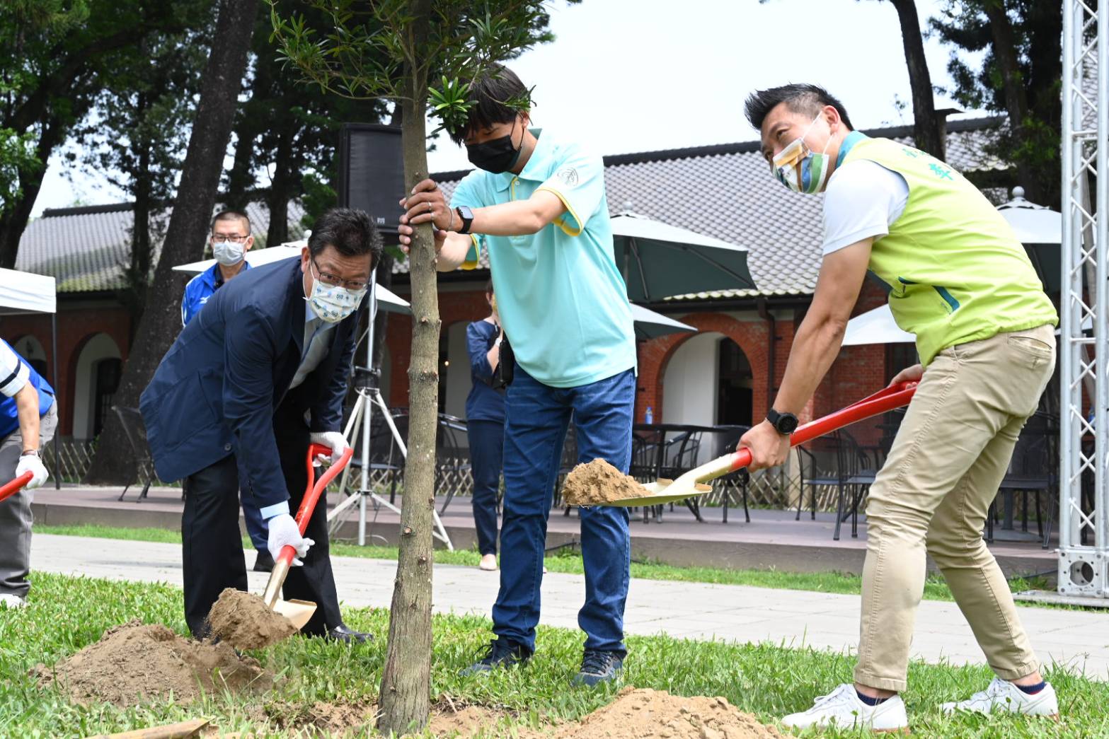 李嘉榮總經理與李偉智議員一同種植羅漢松幼株。