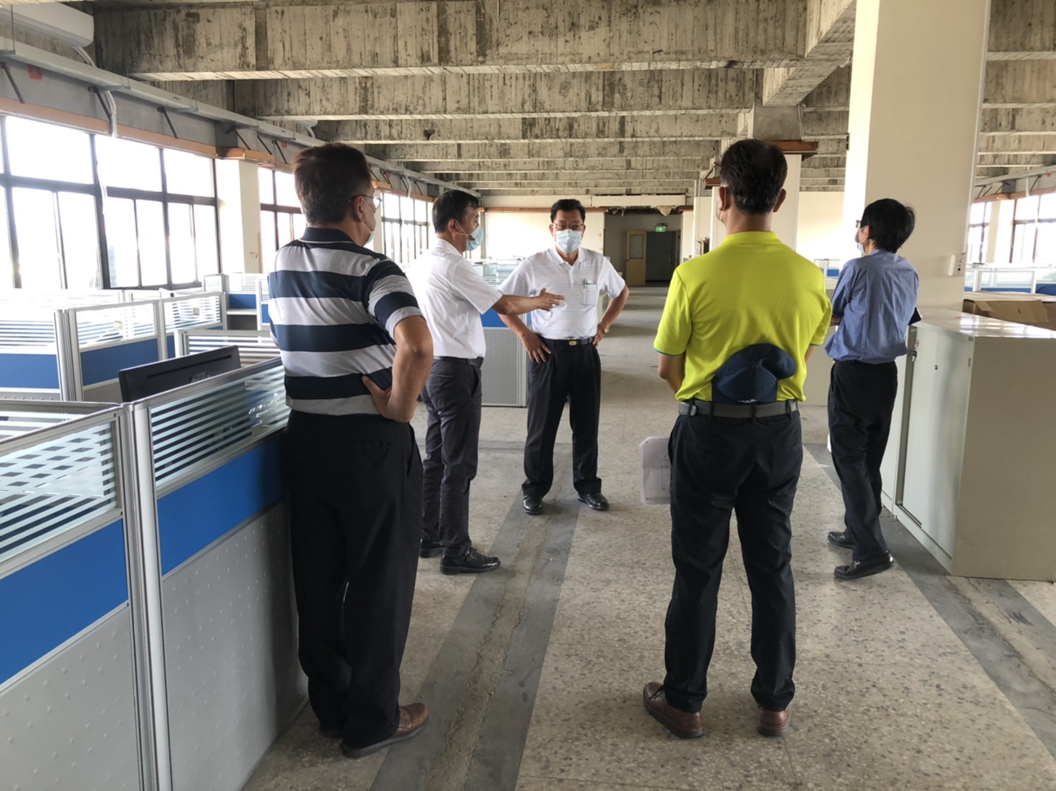本處武處長偕吳副處長、陳秘書及總務室黃主任,陪同總公司李副總經理視察辦公廳整備現況!