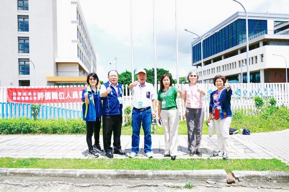 董事長及總經理與試務工作人員合影