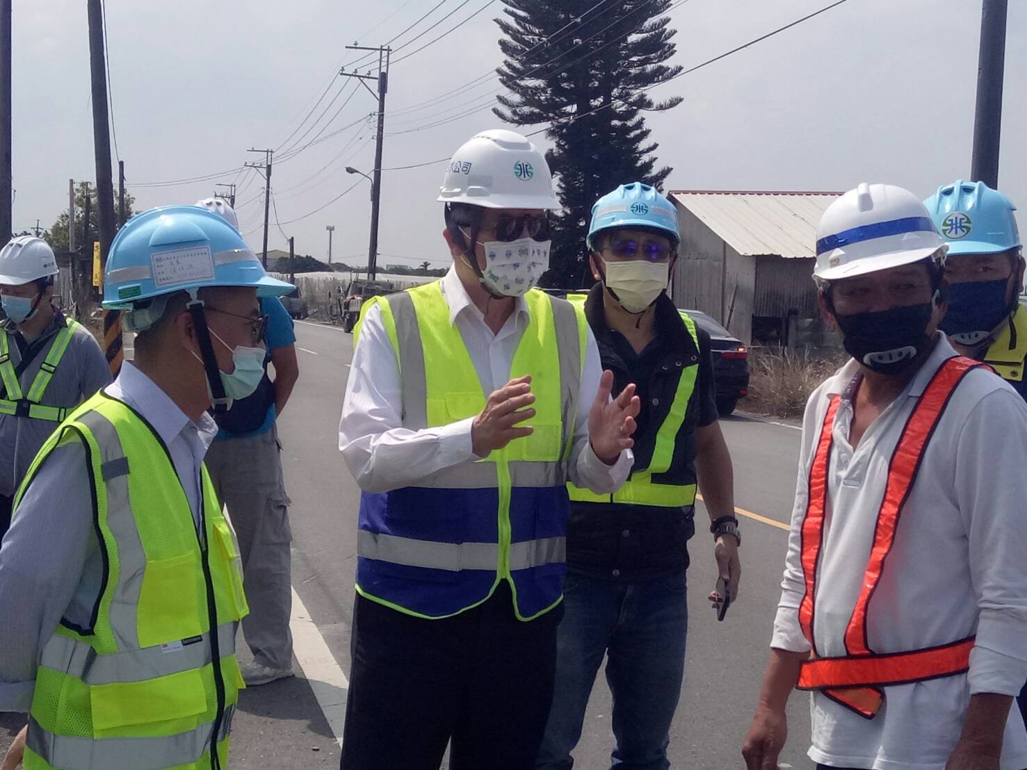 董事長(左2)視察里港鄉塔樓村延管工程