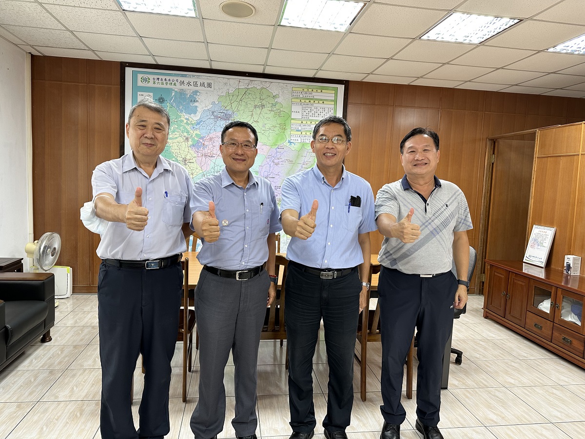 處長與台電台南區營業處處長黃明舜合影
