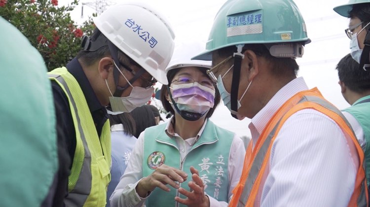 經濟部王部長美花視察台水公司配合水利署「緊急抗旱水源2.0」計畫,開發烏溪田中伏流水開發案工程進度5