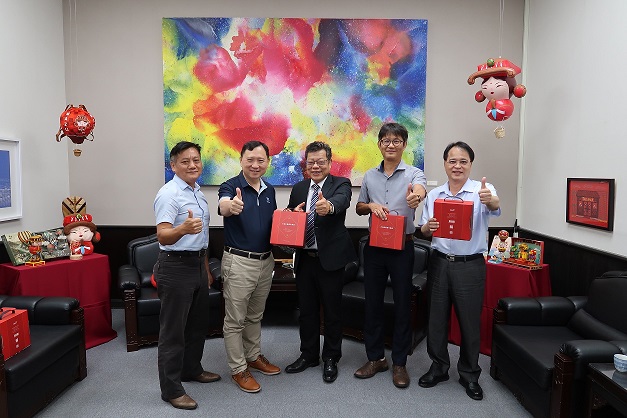總經理與臺東縣政府王志輝副縣長及與會人員合影