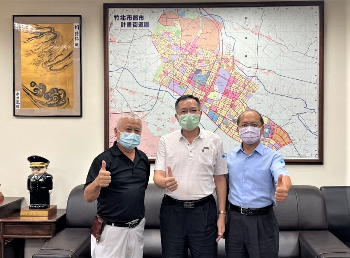 董事長(中)由丘處長(右)陪同拜會何淦銘市長(左)感謝對本公司業務的支持與協助