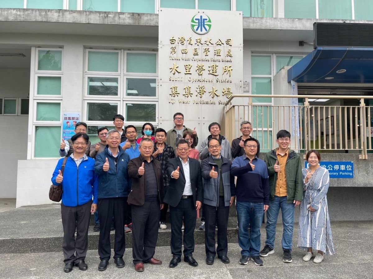 董事長與水里營運所同仁合影