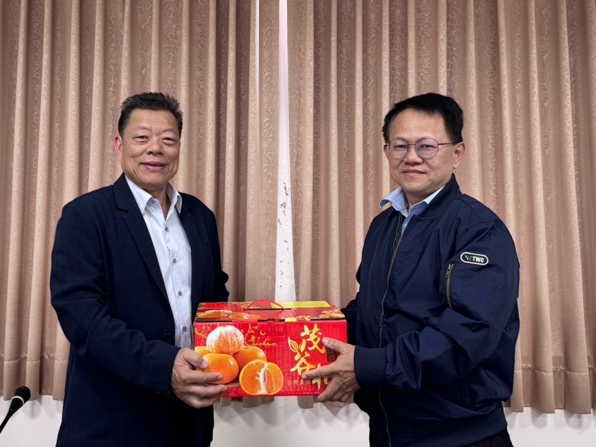 董事長致贈板新給水廠同仁春節水果禮盒慰勉辛勞