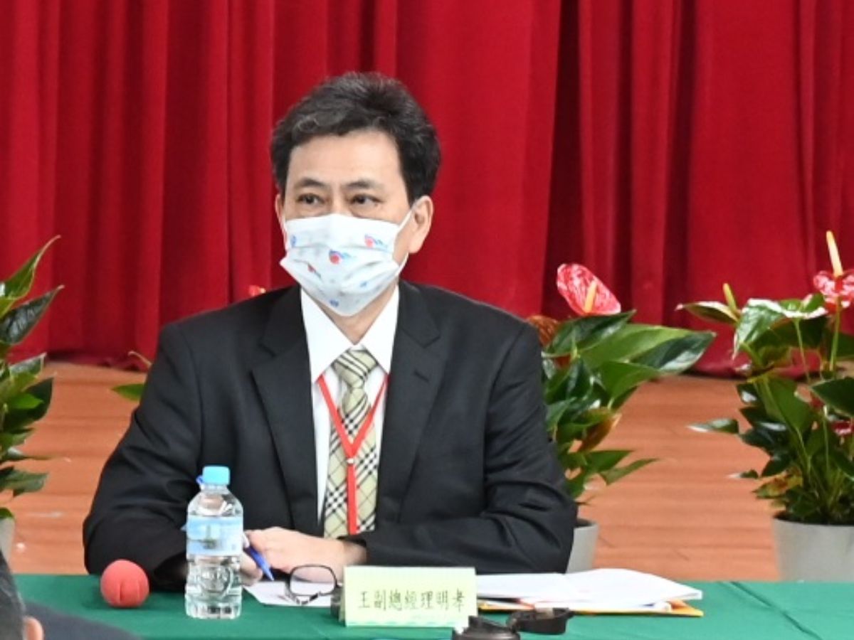 王副總經理進行111年度營業報告及會計師查核簽證之財務報告