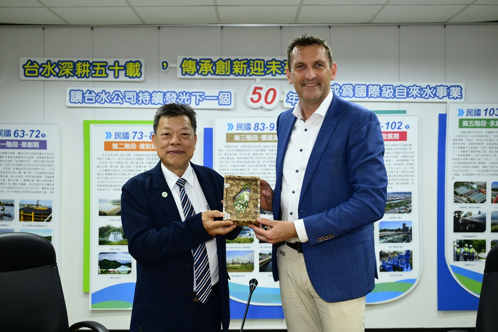 董事長致贈紀念品