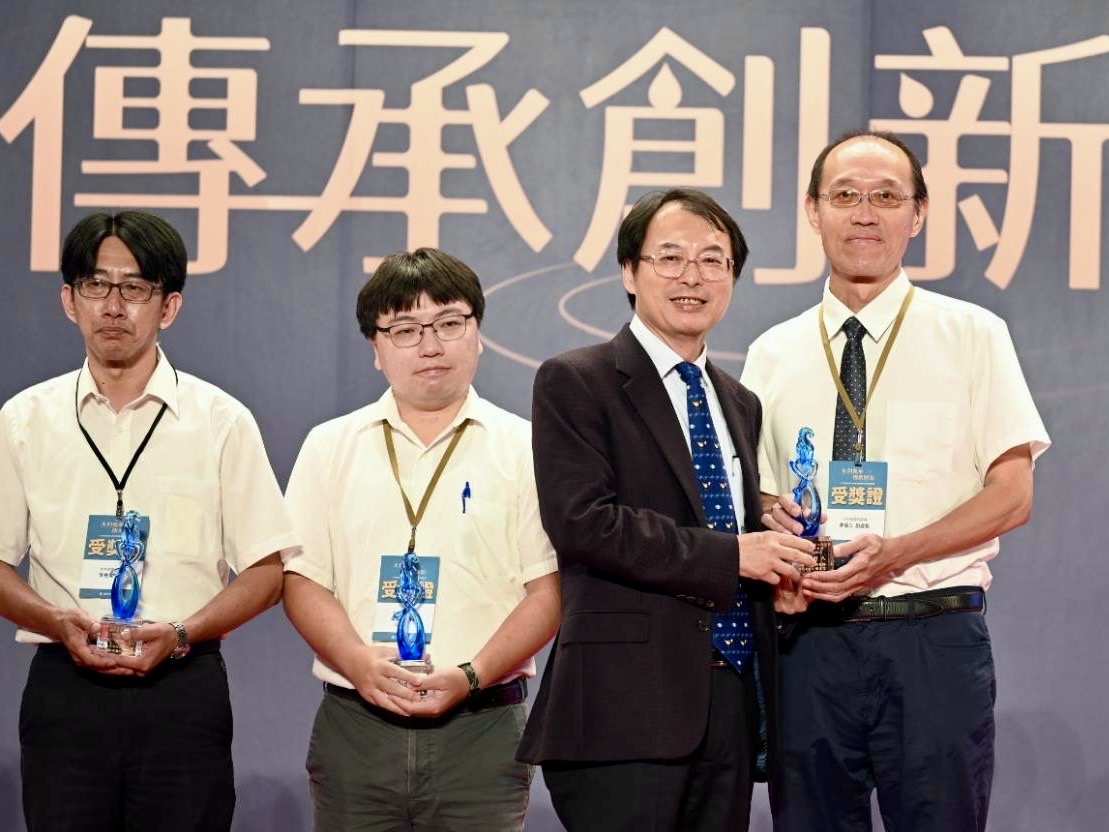 王副署長頒發水利績優貢獻獎予屏東區處副處長李偉立