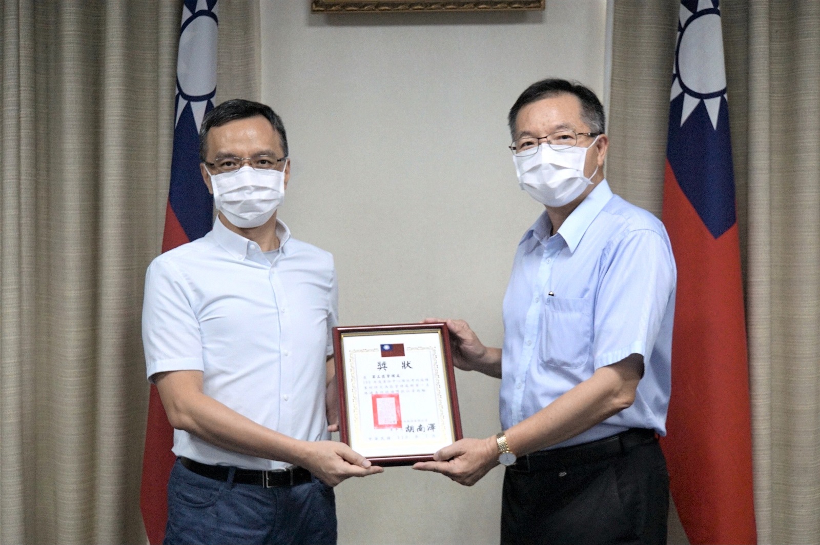 董事長頒贈第5區管理處王亮中處長(左)