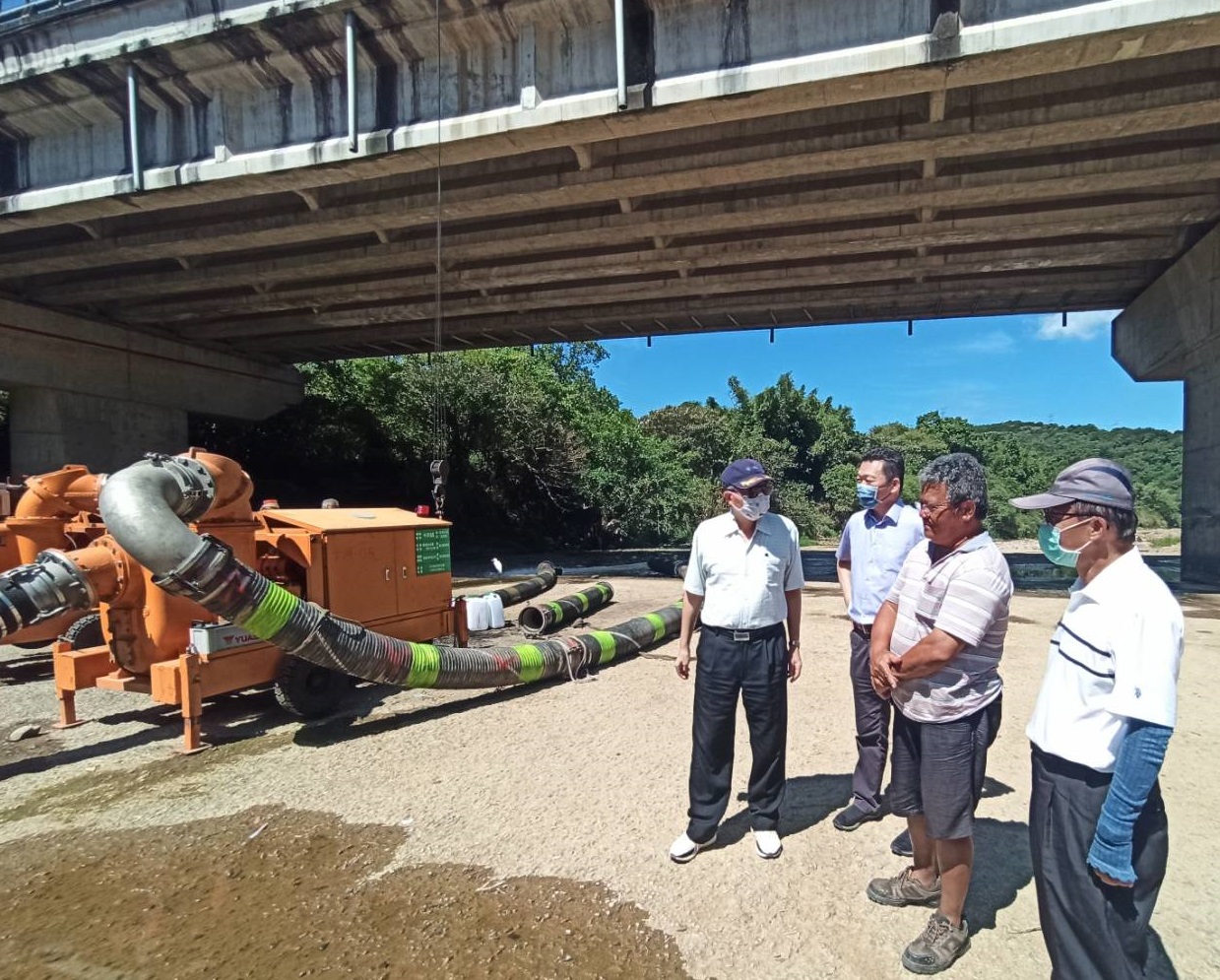 董事長(左1)巡視雙溪溪深潭引水作業情形