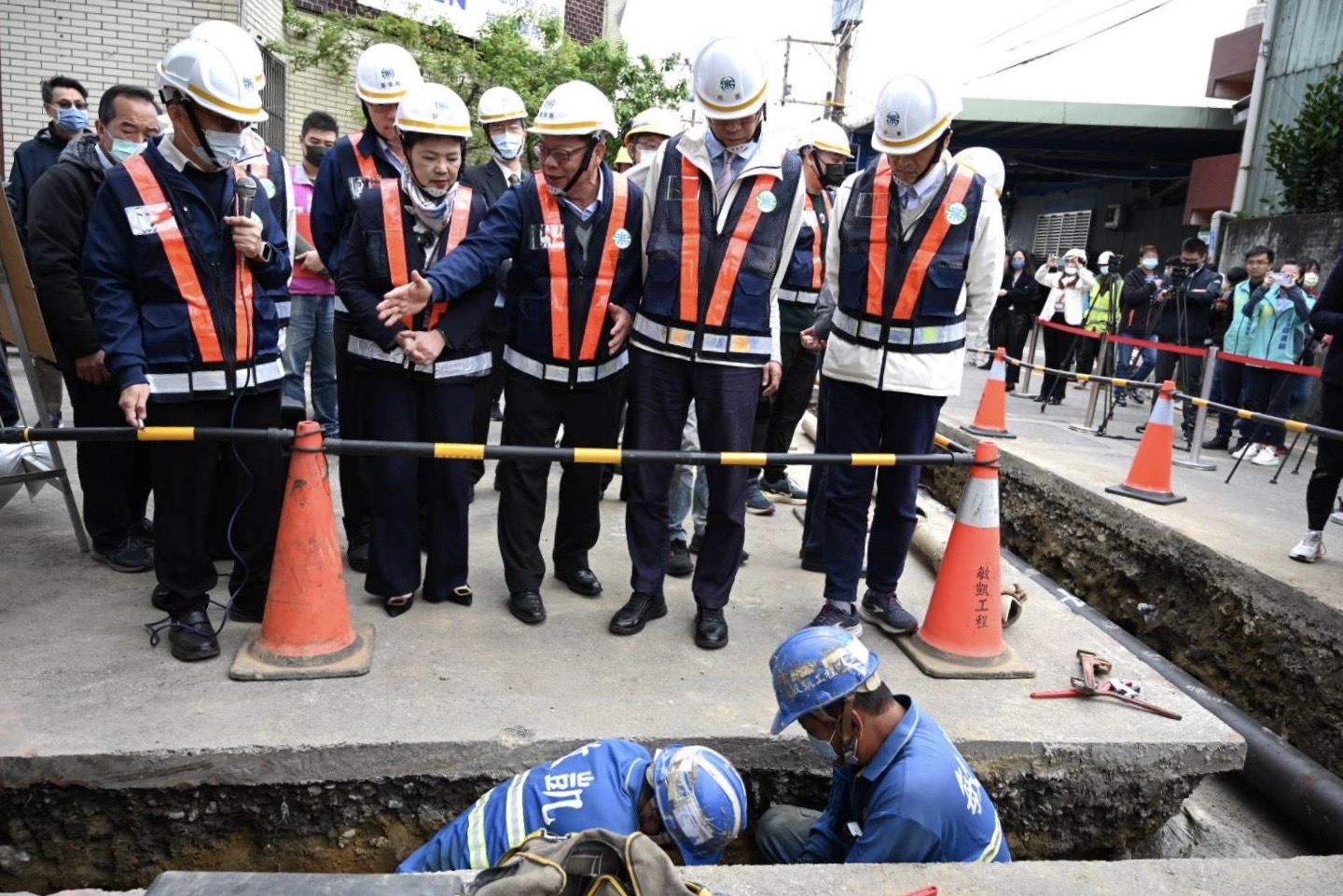 王部長、張市長及鄭委員一同視察管線汰換現場