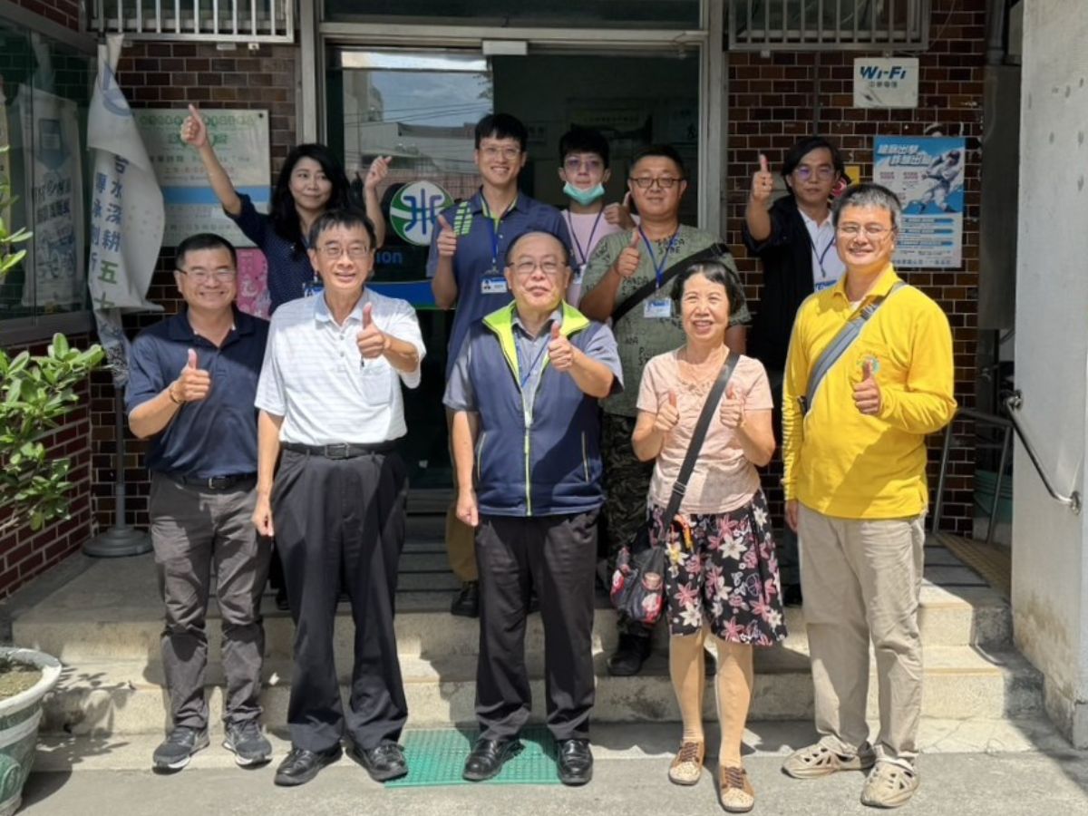 總經理與東港所同仁合影